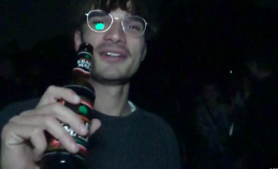 Een feestganger in Berlijn